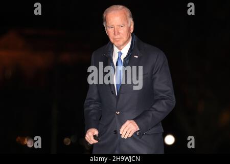 Washignton, USA. 08th Dez 2021. Präsident Joe Biden spaziert am 8. Dezember 2021 auf dem South Lawn des Weißen Hauses in Washington, DC, nach einer Reise nach Kansas City, Missouri. (Foto von Oliver Contreras/Sipa USA) Quelle: SIPA USA/Alamy Live News Stockfoto