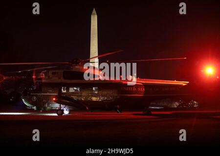 Washignton, USA. 08th Dez 2021. Marine One mit Präsident Joe Biden trifft am 8. Dezember 2021 nach einer Reise nach Kansas City, Missouri, auf dem South Lawn des Weißen Hauses in Washington, DC, ein. (Foto von Oliver Contreras/Sipa USA) Quelle: SIPA USA/Alamy Live News Stockfoto