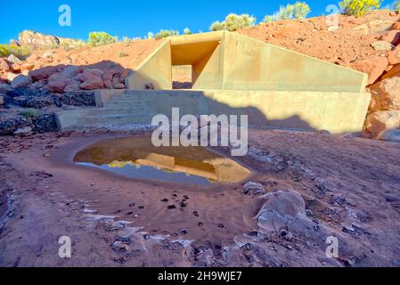 Tunnel unter der Lee's Ferry Road im Glen Canyon Recreation Area Arizona. Dieser Tunnel führt zur Lower Cathedral Wash, die zum Colorado River führt. Stockfoto