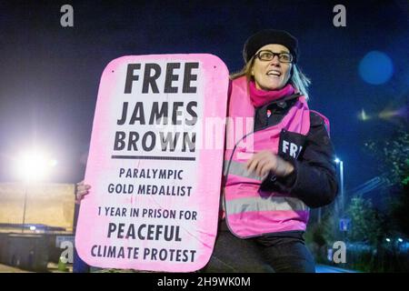 London, England, Großbritannien. 8th Dez 2021. HM Prison Wandsworth, London, Großbritannien, 8th. Dezember 2021. Hannah, eine Freundin von James Brown, der blinden Paralympischen Goldmedaillengewinnerin der Extinction Rebellion, die verhaftet wurde, weil sie auf ein Flugzeug kletterte und ihm die Hände überklebte (Oktober 2019), wartet auf seine Freilassung. (Bild: © Sabrina Merolla/ZUMA Press Wire) Stockfoto