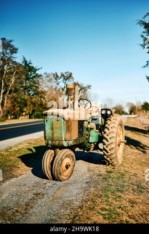 Antiker oder vintage grüner John Deere Traktor am Straßenrand in der ländlichen Pike Road Alabama, USA. Stockfoto