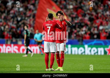 Lissabon, Portugal. 8th Dez 2021. Darwin Nunez (R) von SL Benfica feiert mit Everton am Ende des UEFA Champions League-Fußballspiels der Gruppe E zwischen SL Benfica und Dynamo Kiew am 8. Dezember 2021 im Luz-Stadion in Lissabon, Portugal. Quelle: Pedro Fiuza/Xinhua/Alamy Live News Stockfoto