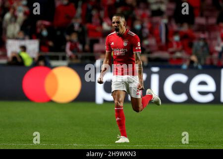 Lissabon, Portugal. 8th Dez 2021. Gilberto von SL Benfica feiert, nachdem er während des UEFA Champions League-Fußballspiels der Gruppe E zwischen SL Benfica und Dynamo Kiew am 8. Dezember 2021 im Luz-Stadion in Lissabon, Portugal, ein Tor erzielt hat. Quelle: Pedro Fiuza/Xinhua/Alamy Live News Stockfoto