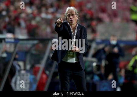 Lissabon, Portugal. 8th Dez 2021. Benficas Cheftrainer Jorge Jesus deutet während des UEFA Champions League-Fußballspiels der Gruppe E zwischen SL Benfica und Dynamo Kiew am 8. Dezember 2021 im Luz-Stadion in Lissabon, Portugal. Quelle: Pedro Fiuza/Xinhua/Alamy Live News Stockfoto