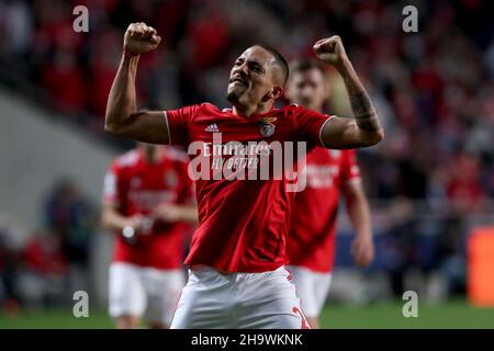 Lissabon, Portugal. 8th Dez 2021. Gilberto von SL Benfica feiert, nachdem er während des UEFA Champions League-Fußballspiels der Gruppe E zwischen SL Benfica und Dynamo Kiew am 8. Dezember 2021 im Luz-Stadion in Lissabon, Portugal, ein Tor erzielt hat. Quelle: Pedro Fiuza/Xinhua/Alamy Live News Stockfoto