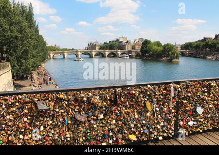 Blick auf die Ile de la Cite von der Brücke Pont des Arts auf der seine, Paris, Frankreich, mit sogenannten "Love Locks" im Vordergrund. Stockfoto