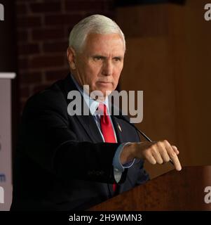 Manchester, New Hampshire, USA. 8. Dezember, The Riverside Room, Manchester, New Hampshire, USA: Der ehemalige US-Vizepräsident Mike Pence spricht bei der Save our Paychecks Tour in Manchester, New Hampshire. Quelle: Keiko Hiromi/AFLO/Alamy Live News Stockfoto