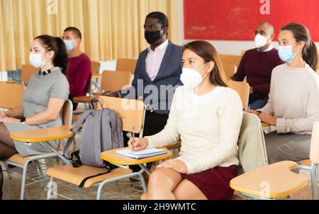 Erwachsene Studenten tragen Masken zum Schutz Covid-19 oder Corona-Virus-Krankheit , Gesundheitskonzept Stockfoto