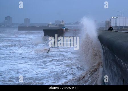 New Brighton, Großbritannien. 8th Dez 2021. Wellen trafen die Meeresmauer in New Brighton, Großbritannien, 8. Dezember 2021. Der Sturm Barra kam nur 10 Tage, nachdem der Sturm Arwen in ganz Großbritannien für Störungen und drei Todesfälle verantwortlich war. Der britische Premierminister Boris Johnson sagte am Dienstag, dass das Land „die Lehren für die Zukunft ziehen muss“ und sich auf weitere Stürme vorbereiten muss, die so schädlich sind wie Arwen und Barra. Quelle: Jon Super/Xinhua/Alamy Live News Stockfoto