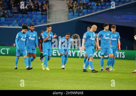 Sankt Petersburg, Russland. 08th Dez 2021. Die Spieler von Zenit in Aktion während der UEFA Champions League, Fußballspiel zwischen Zenit und Chelsea in der Gazprom Arena.(Endstand; Zenit 3:3 Chelsea) (Foto von Maksim Konstantinov/SOPA Image/Sipa USA) Kredit: SIPA USA/Alamy Live News Stockfoto