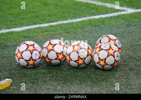 Sankt Petersburg, Russland. 08th Dez 2021. Die offiziellen Kugeln der UEFA Champions League, die während des Fußballspiels zwischen Zenit und Chelsea in der Gazprom Arena gesehen wurden.(Endstand; Zenit 3:3 Chelsea) (Foto von Maksim Konstantinov/SOPA Image/Sipa USA) Kredit: SIPA USA/Alamy Live News Stockfoto