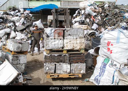 Gaza. 8th Dez 2021. Am 8. Dezember 2021 sammeln Arbeiter beschädigte Batterien in der Stadt Khan Younis im südlichen Gazastreifen. Über 25.000 gebrochene Bleiakkus stecken im Gazastreifen fest und stellen eine ernste Bedrohung für die Umwelt und das Leben der Palästinenser dar. UM MIT dem Feature zu GEHEN: Die Überlagerung von ausrangierten Bleisäurebatterien bedroht die Umwelt, das Leben der Bewohner des Gazastreifens. Quelle: Rizek Abdeljawad/Xinhua/Alamy Live News Stockfoto