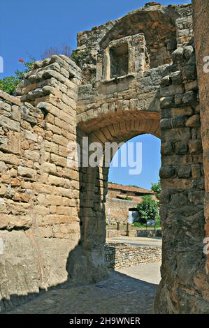 Mittelalterliche Mauer von Peratallada in der Region Baix Empordà, Provinz Gerona, Katalonien, Spanien Stockfoto