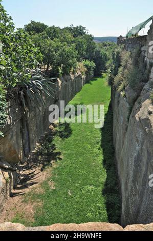 Mittelalterliche Mauer von Peratallada in der Region Baix Empordà, Provinz Gerona, Katalonien, Spanien Stockfoto