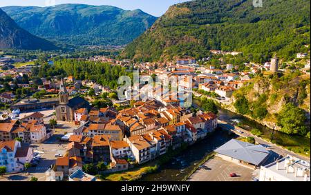 Blick auf Tarascon-sur-Ariege, umgeben von Pyrenäen Stockfoto