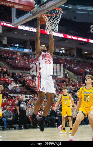 Columbus, Ohio, USA. 8th Dez 2021. Ohio State Buckeys Stürmer Zed Key (23) geht für den Dunk gegen Towson in ihrem Spiel in Columbus, Ohio. Brent Clark/Cal Sport Media/Alamy Live News Stockfoto