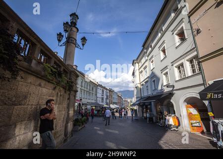 Bild des Hauptplatzes und der Straße von Villach, Österreich, genannt hauptplatz, im Sommer. Villach ist eine Stadt an der Drau in der österreichischen Provinz Stockfoto