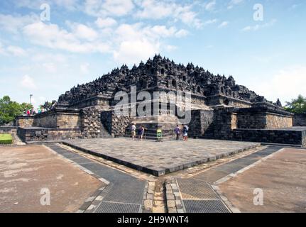 Candi Borobudur oder Borobudur Tempel in Magelang, Zentral-Java, Indonesien, der im 7th. Jahrhundert n. Chr. erbaut wurde. Stockfoto