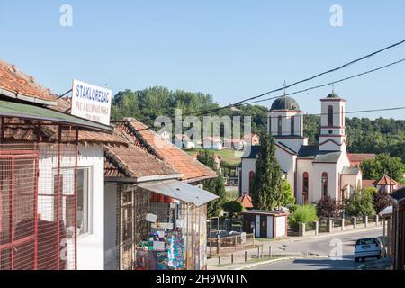 Bild des Stadtzentrums von Barajevo, Serbien, in der Nähe der Kirche St. Sava. Barajevo ist eine Gemeinde der Stadt Belgrad. Gemäß dem 20 Stockfoto