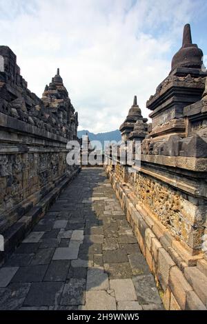 Candi Borobudur oder Borobudur Tempel in Magelang, Zentral-Java, Indonesien, der im 7th. Jahrhundert n. Chr. erbaut wurde. Stockfoto