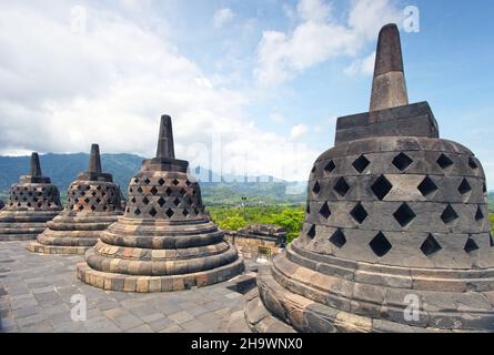 Candi Borobudur oder Borobudur Tempel in Magelang, Zentral-Java, Indonesien, der im 7th. Jahrhundert n. Chr. erbaut wurde. Stockfoto