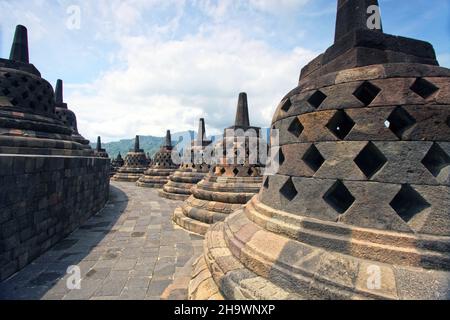 Candi Borobudur oder Borobudur Tempel in Magelang, Zentral-Java, Indonesien, der im 7th. Jahrhundert n. Chr. erbaut wurde. Stockfoto