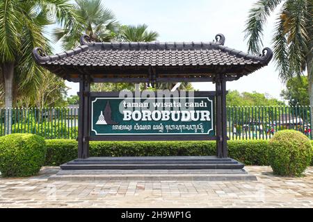 Das Namensschild des Borobudur-Tempels und des Touristenparks vor dem Eingang des Borobudur-Tempels in Magelang, Zentral-Java, Indonesien. Stockfoto