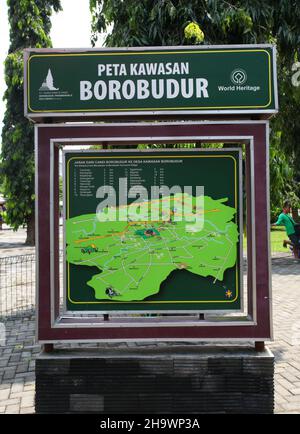 Ein Schild mit einer Karte der Umgebung, einschließlich des Borobudur-Tempels in Magelang, Zentraljava, Indonesien. Stockfoto