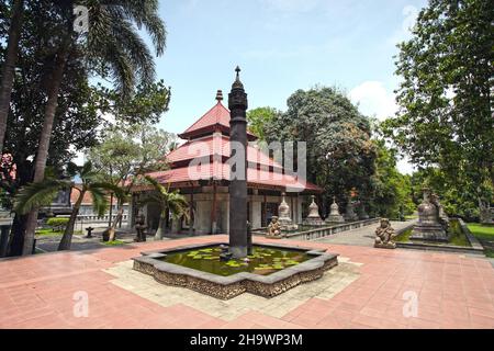 Das buddhistische Mendut-Kloster befindet sich neben dem alten Mendut-Tempel aus dem 9th. Jahrhundert n. Chr. in Zentral-Java, Indonesien. Stockfoto