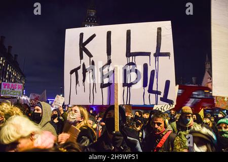 London, Großbritannien. 08th Dez 2021. Ein Protestler hält während der Demonstration ein Plakat mit dem Titel „Kill the Bill“. Demonstranten versammelten sich vor dem Parlamentsgebäude, um gegen das Gesetz über Polizei, Kriminalität, Verurteilung und Gerichte zu protestieren, das nach Meinung von Kritikern viele Formen des Protests illegal machen wird. Kredit: SOPA Images Limited/Alamy Live Nachrichten Stockfoto