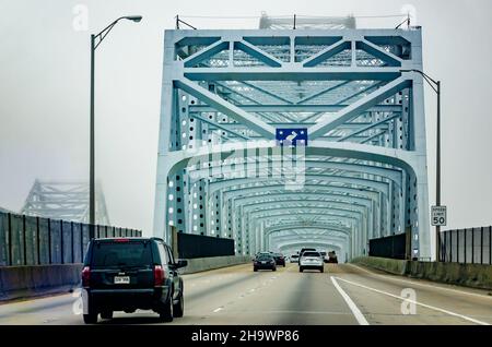 Die Crescent City Connection ist an einem nebligen Morgen, dem 7. Dezember 2021, in New Orleans, Louisiana, abgebildet. Stockfoto