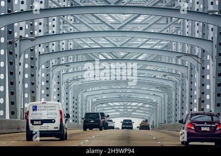 Die Crescent City Connection ist an einem nebligen Morgen, dem 7. Dezember 2021, in New Orleans, Louisiana, abgebildet. Stockfoto