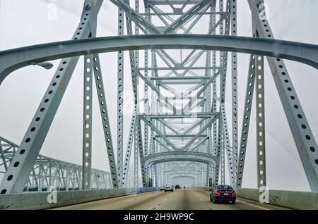 Die Crescent City Connection ist an einem nebligen Morgen, dem 7. Dezember 2021, in New Orleans, Louisiana, abgebildet. Stockfoto