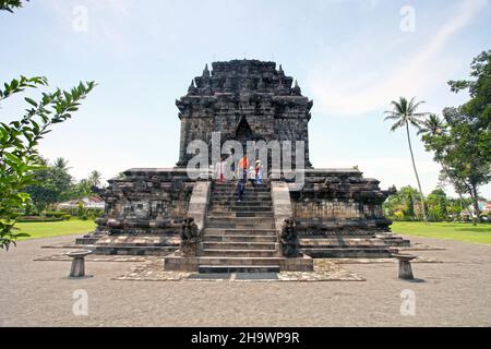 Der Mendut-Tempel im Dorf Mendut in Magelang, der im 9th. Jahrhundert n. Chr. in Zentraljava, Indonesien erbaut wurde, liegt nur 3 km von Borobudur entfernt. Stockfoto