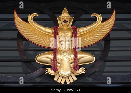Ein Kruth- oder Garuda-Vogel, Fahrzeug des Gottes Vishnu im Hinduismus und Symbol der thailändischen Monarchie; im Sala Chaloermrung Royal Theatre, Bangkok, Thailand Stockfoto