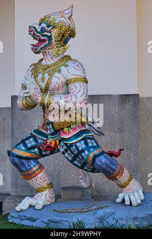 Ein Yak (Yaksha), eine mythologisch wohlwollende Dämonenfigur aus dem Hinduismus, die den Eingang zum Sala Chalermkrung Royal Theatre in Bangkok, Thailand, bewacht Stockfoto