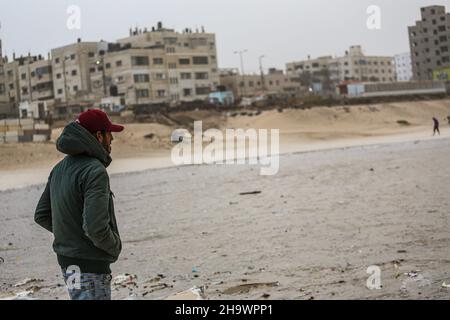 Gaza, Palästina. 08th Dez 2021. Ein Palästinenser schaut auf die Wellen, die während des stürmischen Wetters am Strand auftrafen. Kredit: SOPA Images Limited/Alamy Live Nachrichten Stockfoto