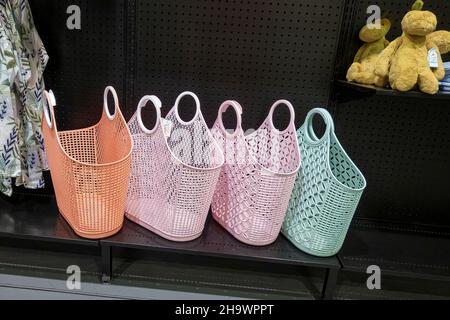 Mackay, Queensland, Australien - Dezember 2021: Einkaufstaschen aus Kunststoff zum Verkauf im Einkaufszentrum Stockfoto