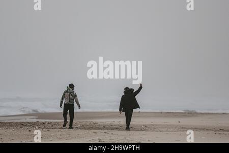 Gaza, Palästina. 08th Dez 2021. Während des stürmischen Wetters machen Palästinenser ein Selfie am Strand. (Foto von Ahmed Zakot/SOPA Images/Sipa USA) Quelle: SIPA USA/Alamy Live News Stockfoto