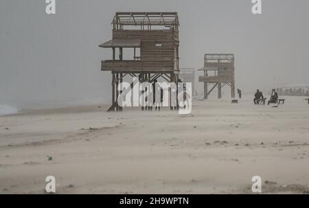 Gaza, Palästina. 08th Dez 2021. Palästinenser reiten bei stürmischem Wetter auf Pferden am Strand entlang. (Foto von Ahmed Zakot/SOPA Images/Sipa USA) Quelle: SIPA USA/Alamy Live News Stockfoto