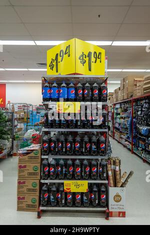 Mackay, Queensland, Australien - Dezember 2021: Softdrink zum Verkauf im Discounter im Einkaufszentrum Stockfoto