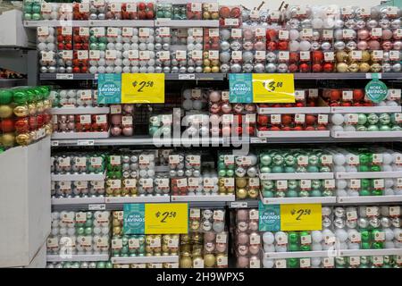 Mackay, Queensland, Australien - Dezember 2021: Weihnachtsdekorationen zu günstigen Preisen im Discounter zu verkaufen Stockfoto