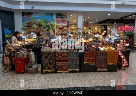 Mackay, Queensland, Australien - Dezember 2021: Orientteppiche und Lampen zum Verkauf im Einkaufszentrum Gang Pop-up-Store Stockfoto