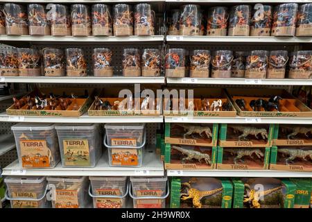 Mackay, Queensland, Australien - Dezember 2021: Spielzeug in Box zum Verkauf in den Regalen vor dem Weihnachtskauf Stockfoto
