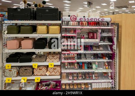 Mackay, Queensland, Australien - Dezember 2021: Schminke und Geldbörsen zum Verkauf im Kaufhaus Stockfoto