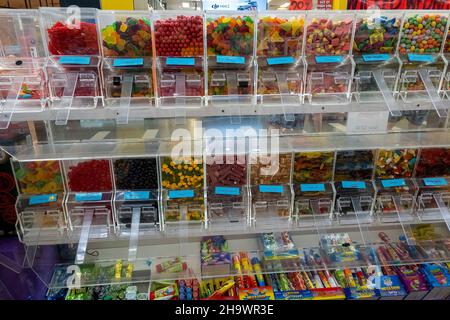 Mackay, Queensland, Australien - Dezember 2021: Lollies und andere Süßigkeiten zum Verkauf im Süßwarenladen Stockfoto