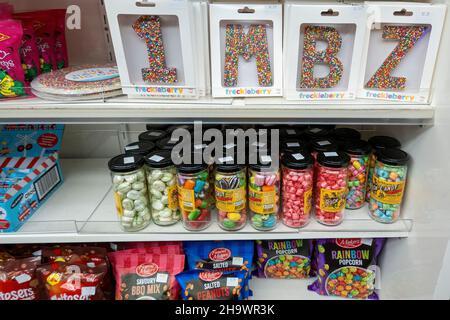 Mackay, Queensland, Australien - Dezember 2021: Gläser und Päckchen Lollies zum Verkauf sowie Sommersprossen-Briefe Stockfoto