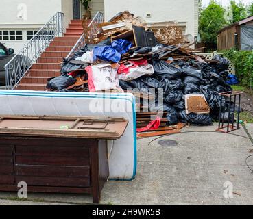 NEW ORLEANS, LA, USA - 22. SEPTEMBER 2021: Berg von Trümmern vor dem Haus vor der Säuberung des Hurrians Ida Zorn Stockfoto