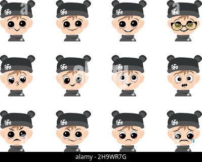 Set Baby-Avatar mit großen Augen und breiten Lächeln und verschiedenen Emotionen in Bärenhut mit Schneeflocke. Niedliches Kind mit freudigem, traurigem oder wütenden Gesicht im Winter Kopfschmuck. Kopf des entzückenden Kindes Stock Vektor