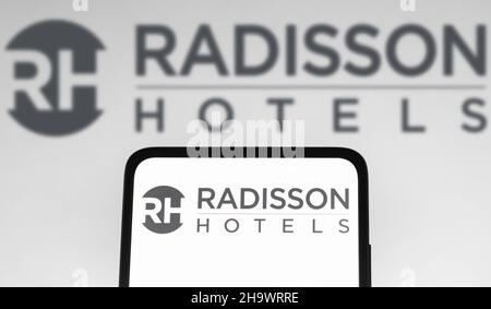 Brasilien. 08th Dez 2021. In dieser Abbildung ist das Radisson Hotels Logo auf einem Smartphone und im Hintergrund zu sehen. Kredit: SOPA Images Limited/Alamy Live Nachrichten Stockfoto